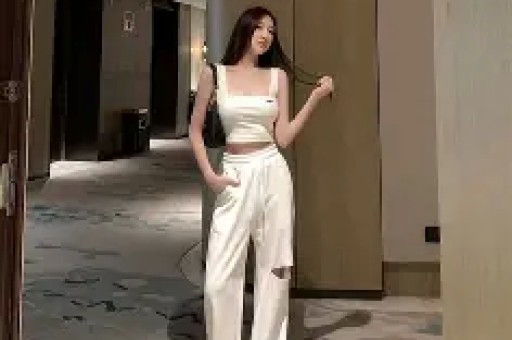 内娱女演员深夜溜进KTV陪酒姿态放低到尘埃