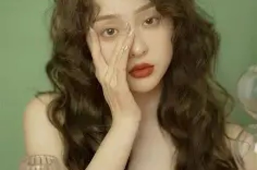 娱乐圈大瓜连环炸：黑眼圈男星疑隐瞒二胎冷巴豪车代言照常走花路