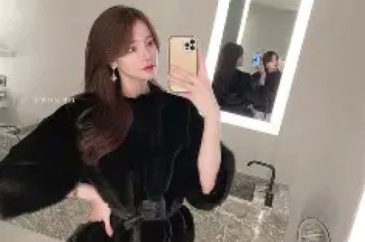 吐舌紧贴人设崩塌曾志伟与乔妹合照展现娱乐圈的另一面 吐舌紧贴人设崩塌曾志伟与乔妹合照展现娱乐圈的另一面